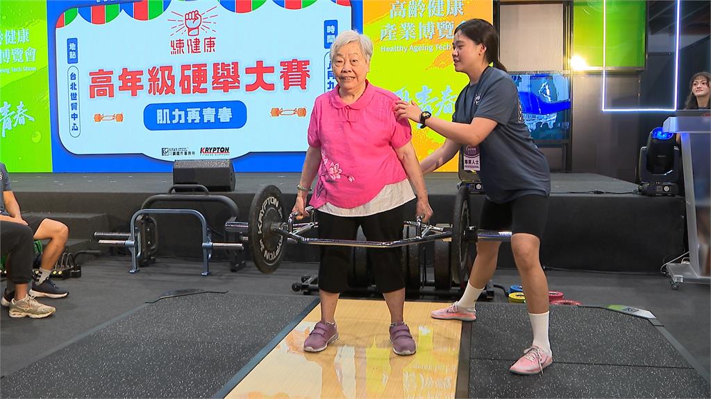 重返青春健康! 92歲嬤輕鬆舉起30kg六角槓