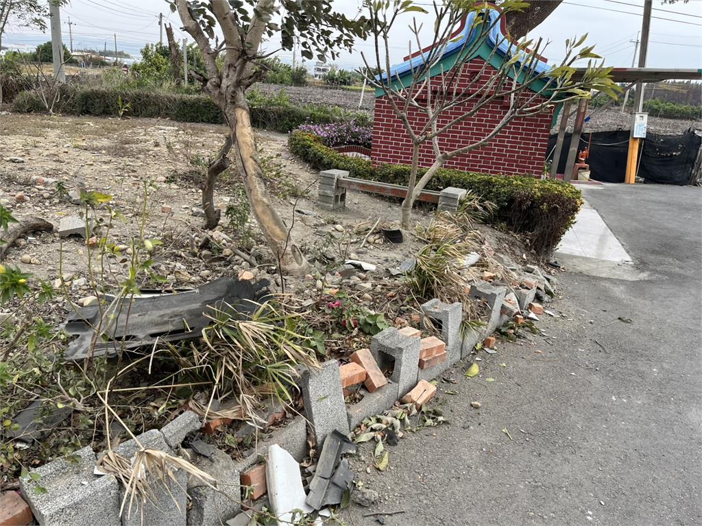 疑疲勞駕駛？轎車撞爆土地公廟石墩　飛車直插水溝