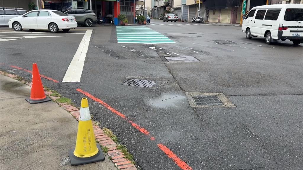 畫一半？台中驚見「斷頭」斑馬線　用路人全看傻：要走去哪？