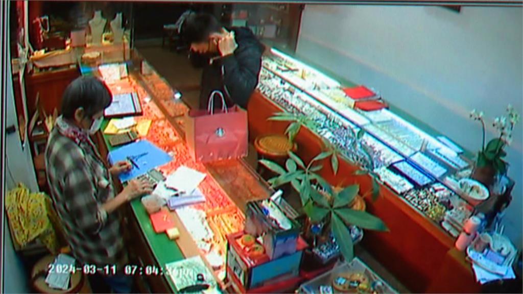 獨家/高雄鹽埕「銀樓街」宵小入侵 男子趁機偷價值破30萬金飾