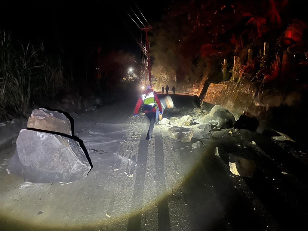 驚險！苗栗泰安「巨大落石」砸中貨車　幸車內２外籍移工逃過一劫