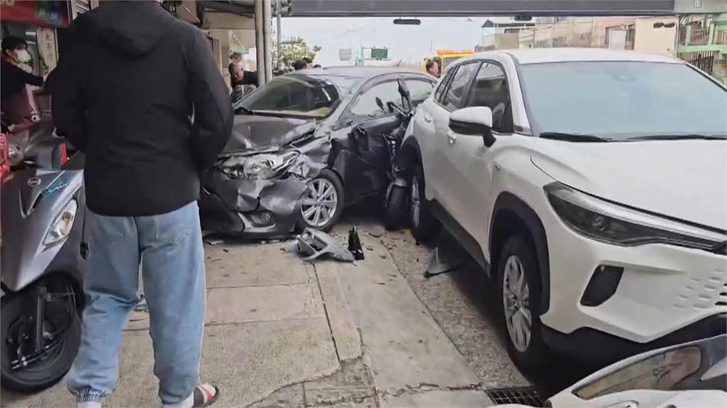 疑煞車失靈連環撞! 70噸吊臂車直衝路邊汽機車