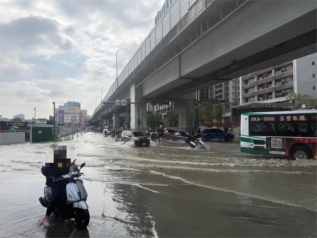 快新聞／上班注意！新北大道、思源路口「嚴重積淹水」原因曝光