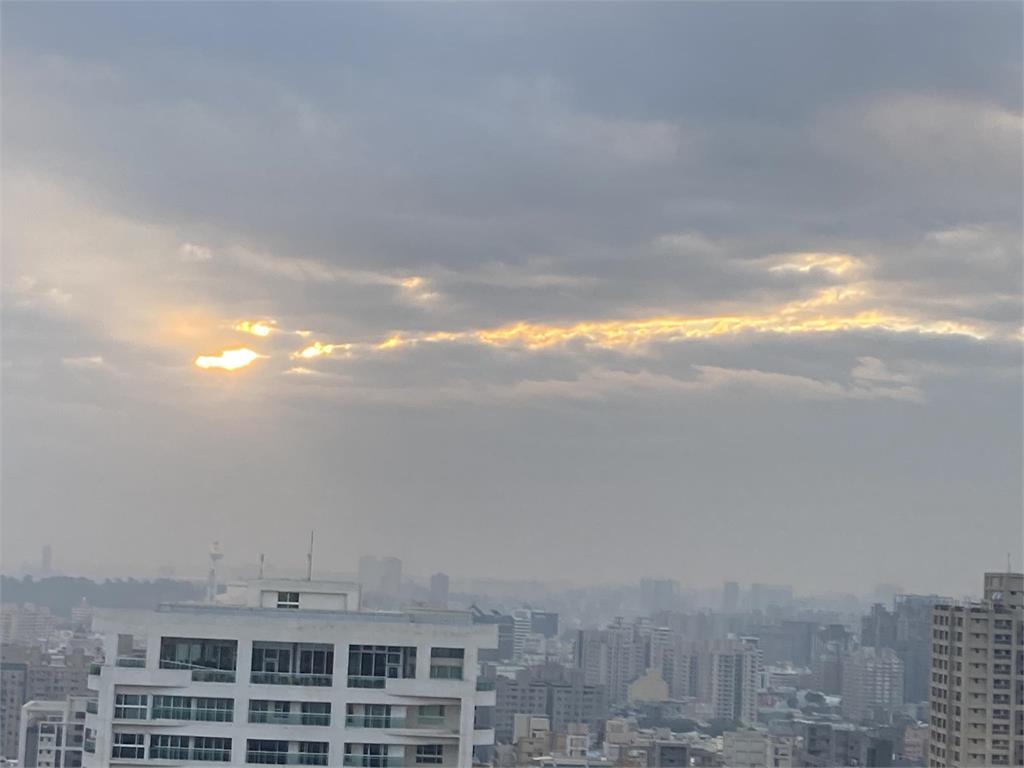 70歲苦苓凌晨自揭病痛！臉書曝「連滾帶爬」看日出：這就是我的一線光明