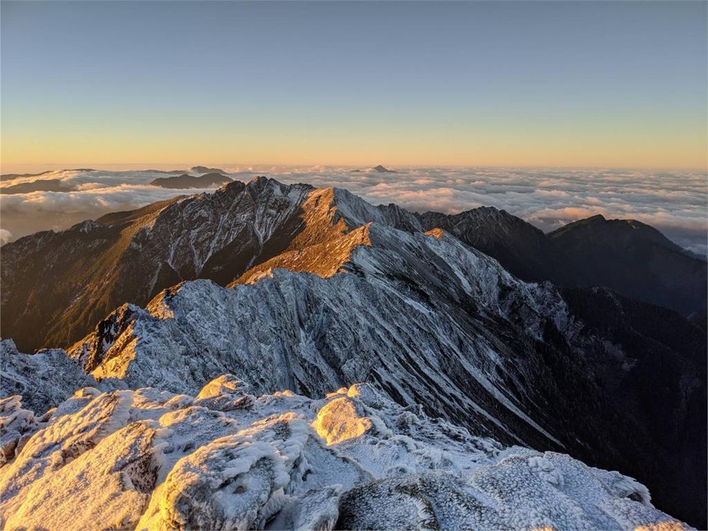 快新聞／玉山零下7.9度「積雪1公分」　銀白世界絕美畫面曝光