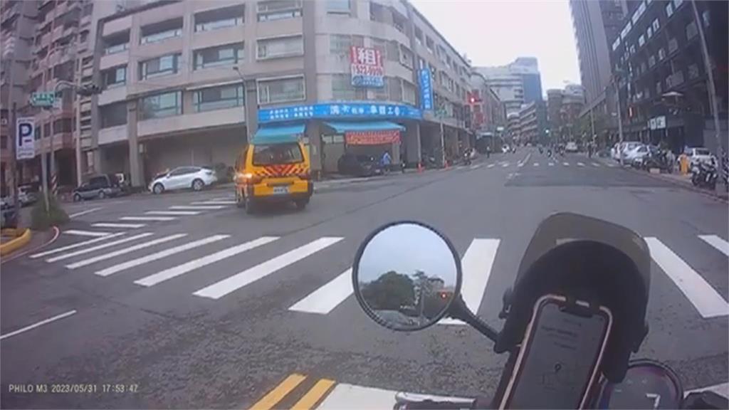 玩命關頭?娃娃車闖紅燈還逆向 幼兒園:司機已調職
