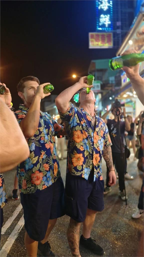 快新聞/現身墾丁大街!澳洲消防猛男「大玩伏地挺身」 比基尼辣妹嗨翻