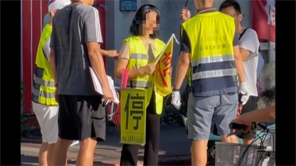 導護志工疑「熱暈」跌坐馬路 遭機車騎士撞上