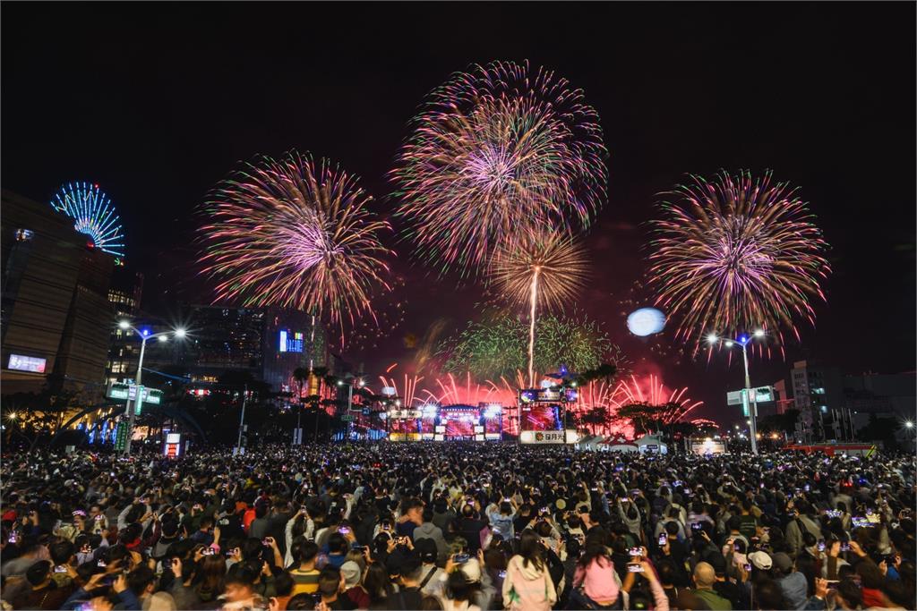 高雄跨年晚會吸30萬人 陳其邁攜手戴資穎驚喜現身倒數