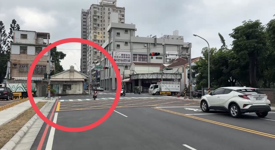 台南永康忠孝路拓寬最後一關！　「釘子戶」擋路壓縮車道