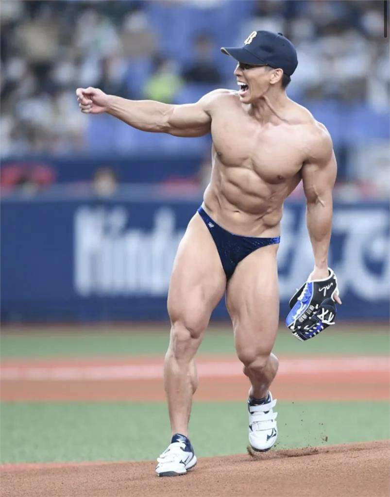 棒球／日「筋肉人」脫衣秀超粗壯身材　「三角褲」豪邁開球全場沸騰！