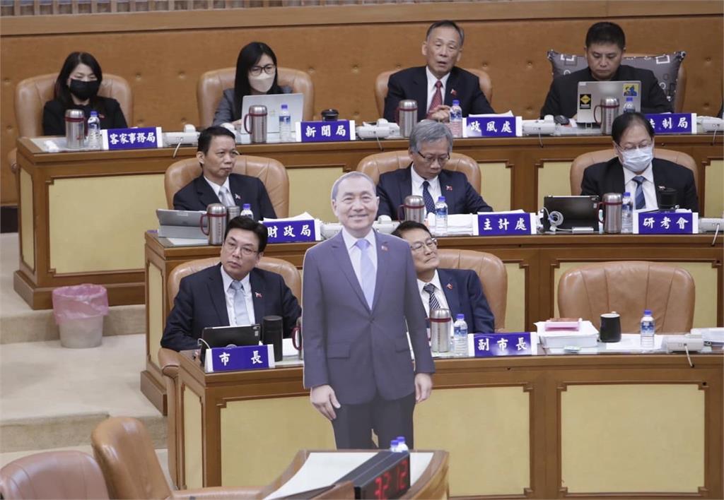 快新聞/卓冠廷轟他坐侯友宜座位! 劉和然認「沒注意到」悄換桌牌畫面曝