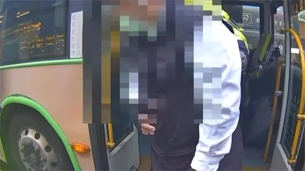 台中公車司機心肌梗塞急停 警民合力搶救人命