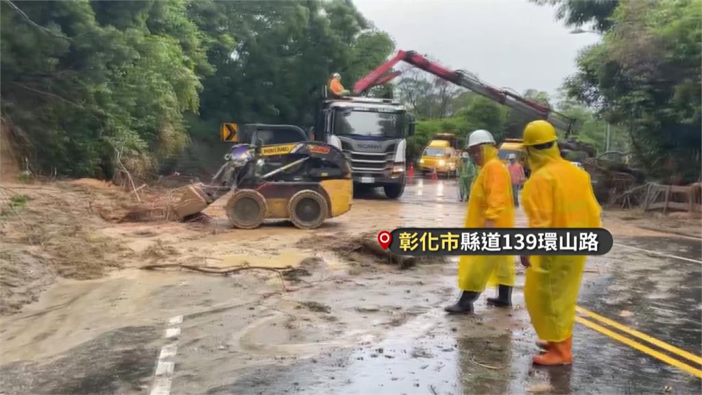 暴雨狂炸　 彰化市香山里爆發土石流 　2車遭沖卡涵洞