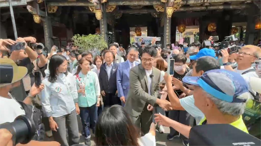 沈伯洋首場陸戰行程人氣旺 徐國勇、王世堅親陪拜廟