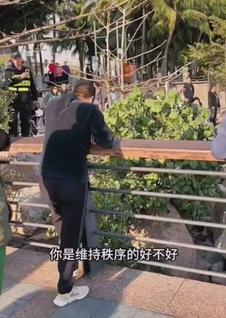 你大還國家大！中國男投餵海鷗遭阻怒了　開嗆警衛：關你什麼事