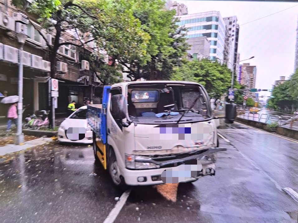 快新聞/碰!北市號誌桿竟成「巨斧」 砸中對向車輛畫面曝光