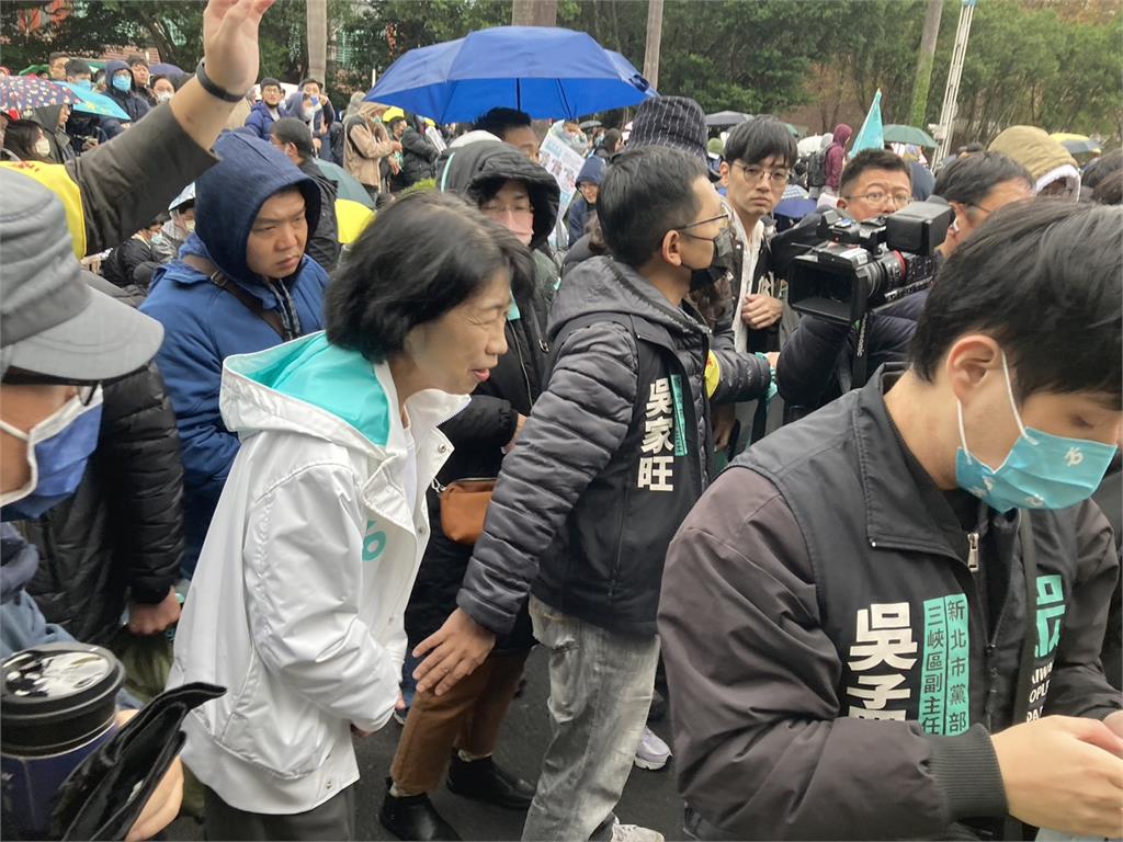 快新聞/小草釘孤枝喊破3萬人!陳佩琪也到了 黃國昌遭質疑雙標這樣回