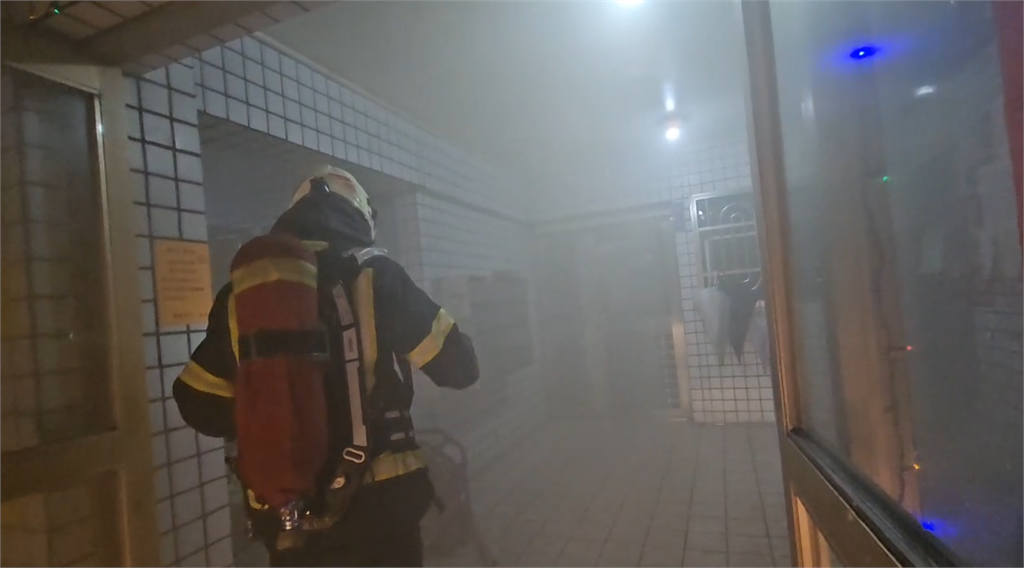 快新聞/英勇小隊長三衝火場殉職!基隆社區深夜大火 他捨身脫面罩救受困女