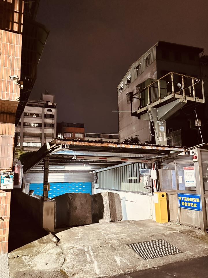 下班回家路沒了！三重社區車道驚見「三巨塊」 封路真相曝：地主與管委會開戰