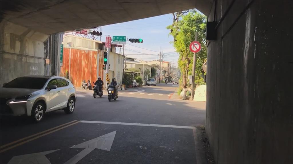 台南驚悚車禍! 休旅車撞機車未停"捲輾騎士"