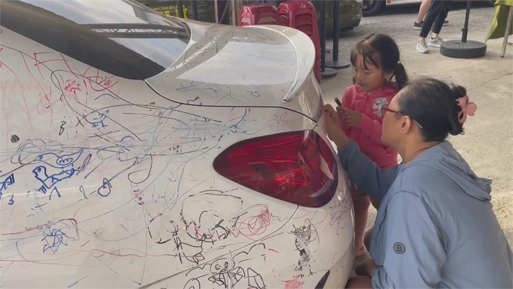 賓士車當畫布! 潮州文化園區辦車展 2白色報廢賓士車提供塗鴉