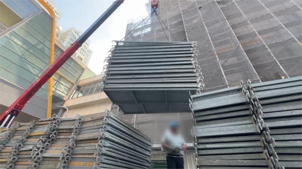 台中工地鷹架從天降! 「差2公尺險砸車」都發局要罰