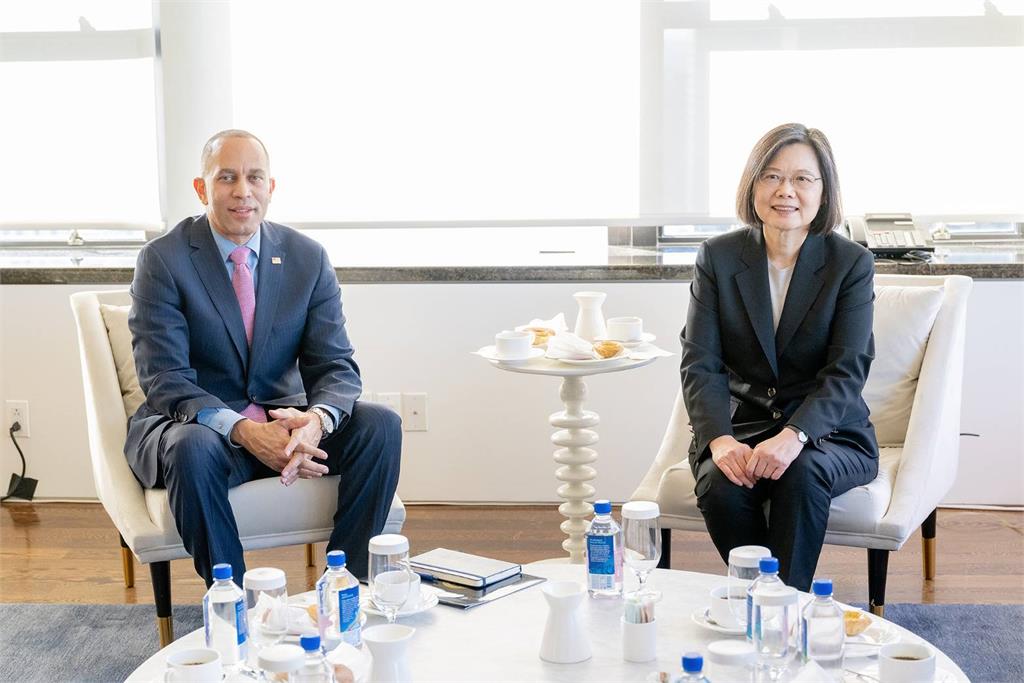 快新聞/畫面曝!蔡英文抵洛杉磯 蕭美琴、AIT主席羅森伯格上機迎接