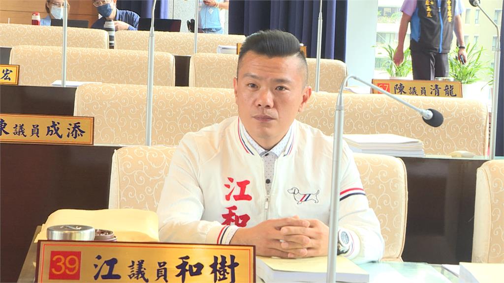 台中購物節3.5億三讀過關 綠撒玩具鈔、藍舉手板叫陣