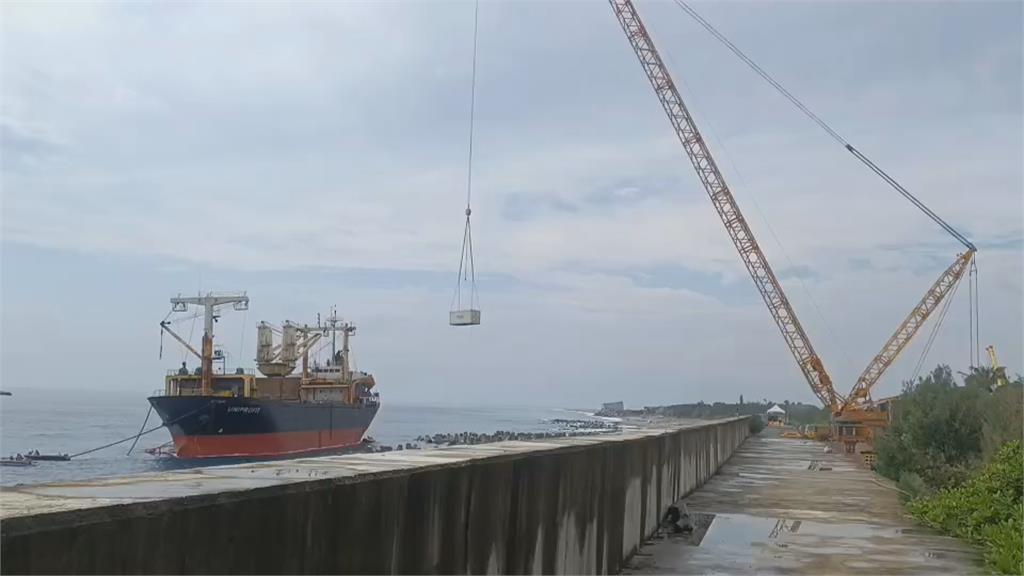 貝里斯籍貨輪富岡漁港擱淺2週　終於脫困