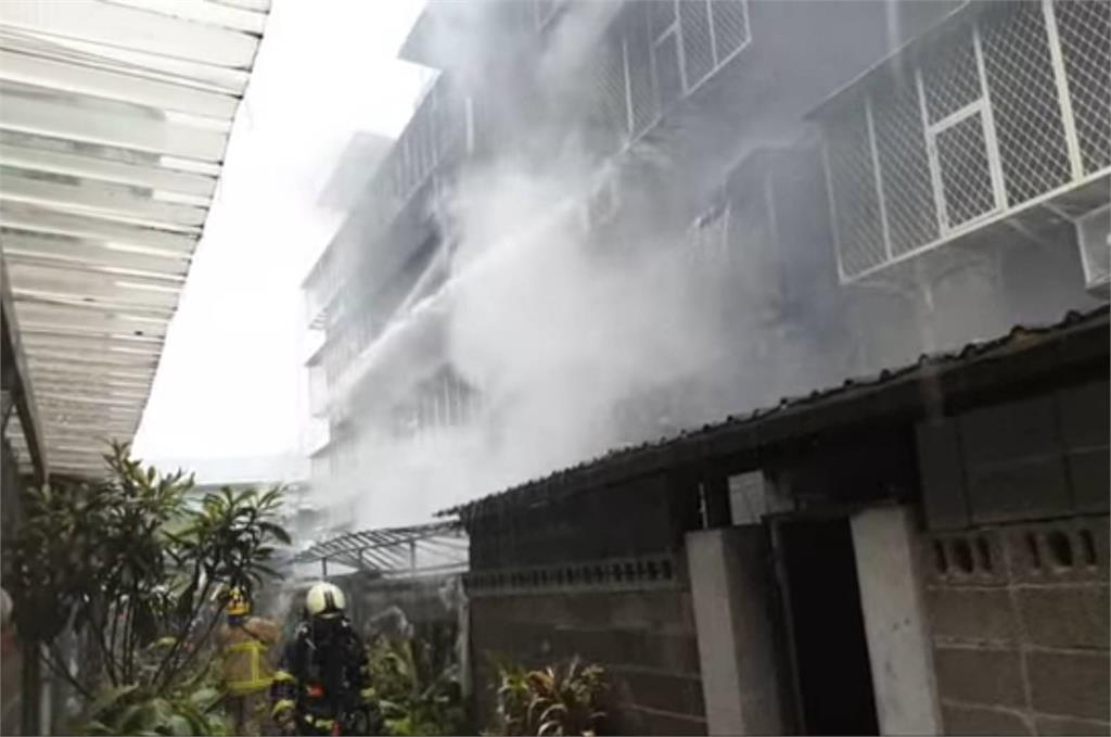 快新聞/北市松山區寶清街公寓冒火舌! 警消15輛車55人馳援