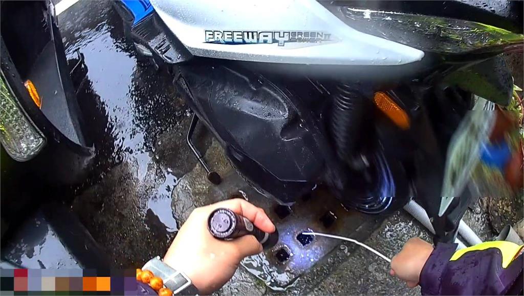 下雨天民眾鑰匙掉水溝 人民保母用衣架成功撈回 讓民眾安穩過年