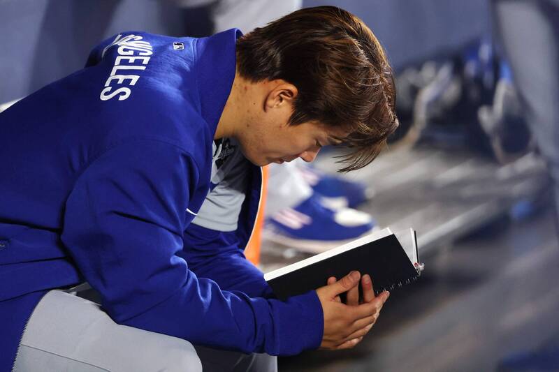 MLB/16年來都是用同一款「黑色線圈」!山本由伸「死亡筆記本」有特殊指定款