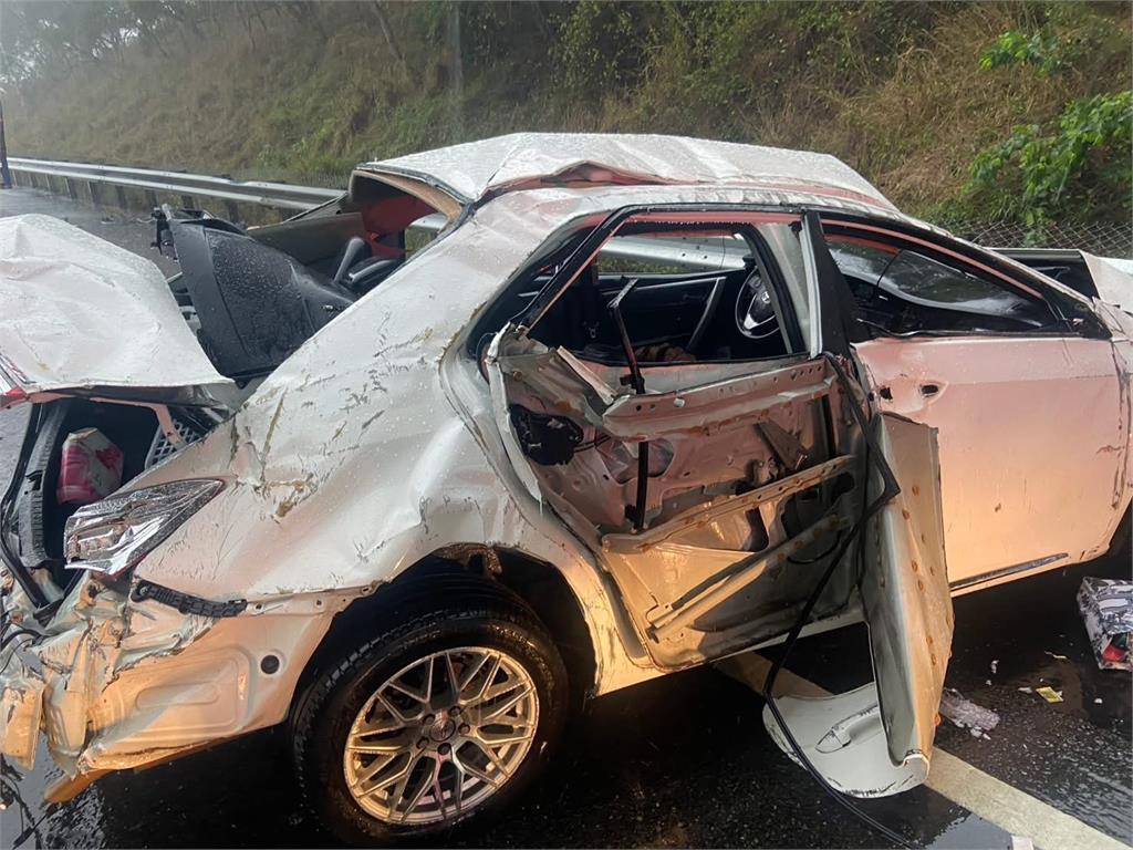最新/苗栗國3死亡車禍!小客車自撞護欄 豪雨釀「2死1傷」