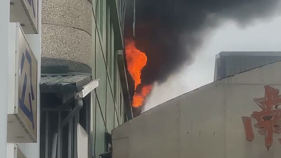 快新聞／屏東汽車百貨惡火才撲滅隔壁棟又燒起來　鐵皮屋頂塌陷「黑煙狂竄」