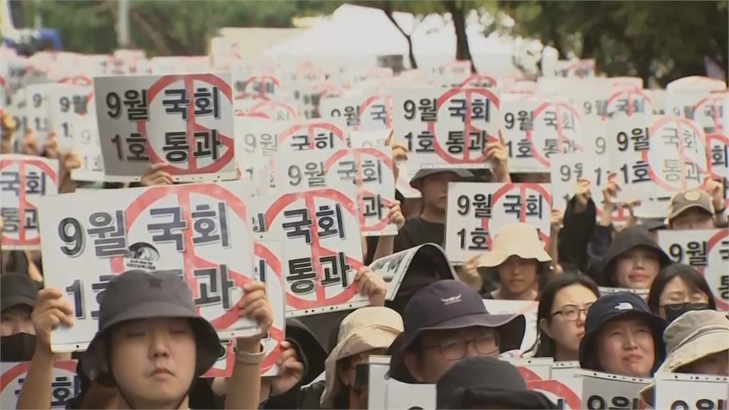不滿「恐龍家長」霸凌　南韓千名教師走上街頭抗議