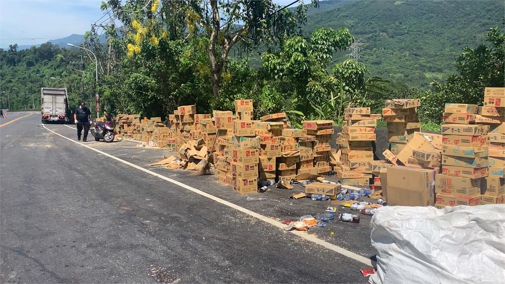 疑門沒關好!曳引車過彎不慎 500箱貨物灑滿台9線