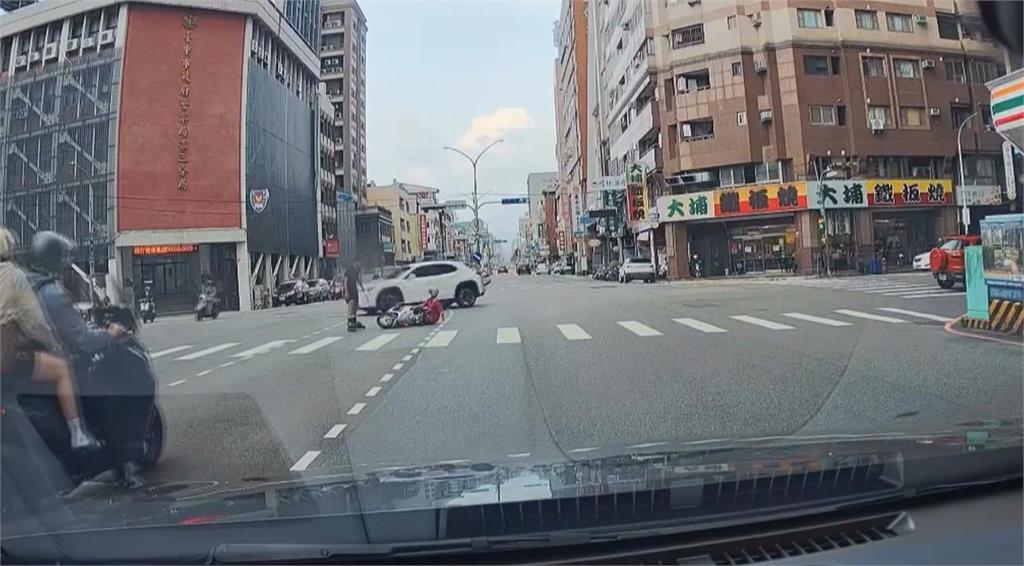 台中男子滑直排輪上路！　煞不住迎面撞左轉機車