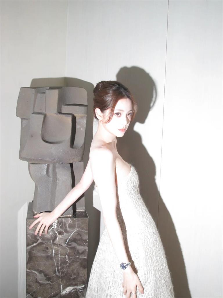 歐陽娜娜中國活動下猛料「絕頂戰袍」大膽抬腿!「底褲全露餡」震撼畫面流出