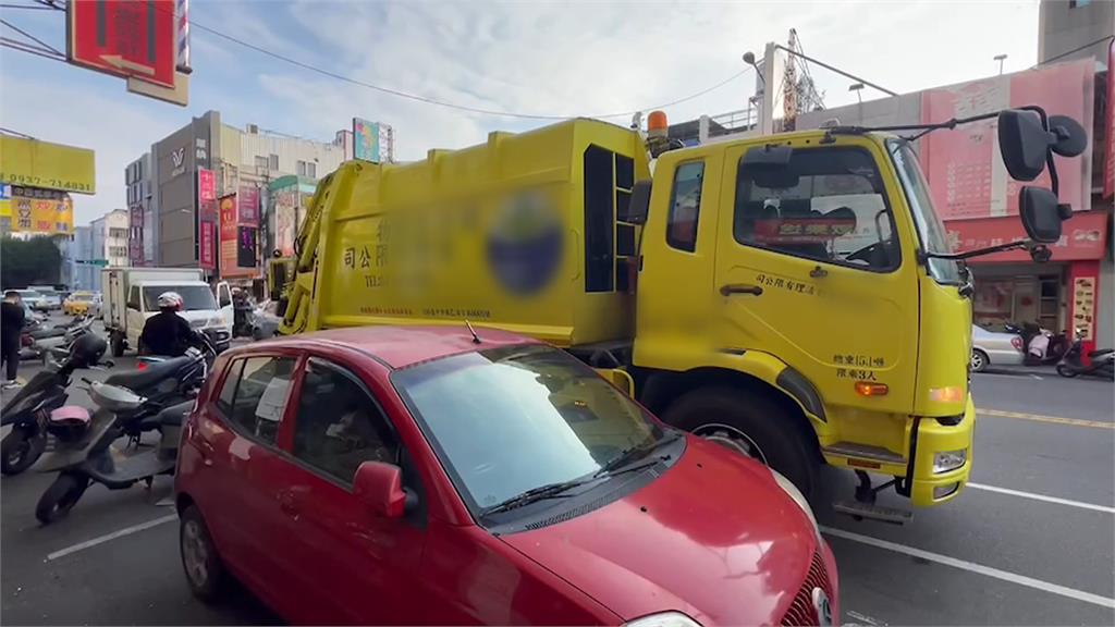 黑衣男行車糾紛竟當街亮槍　垃圾車駕駛嚇壞