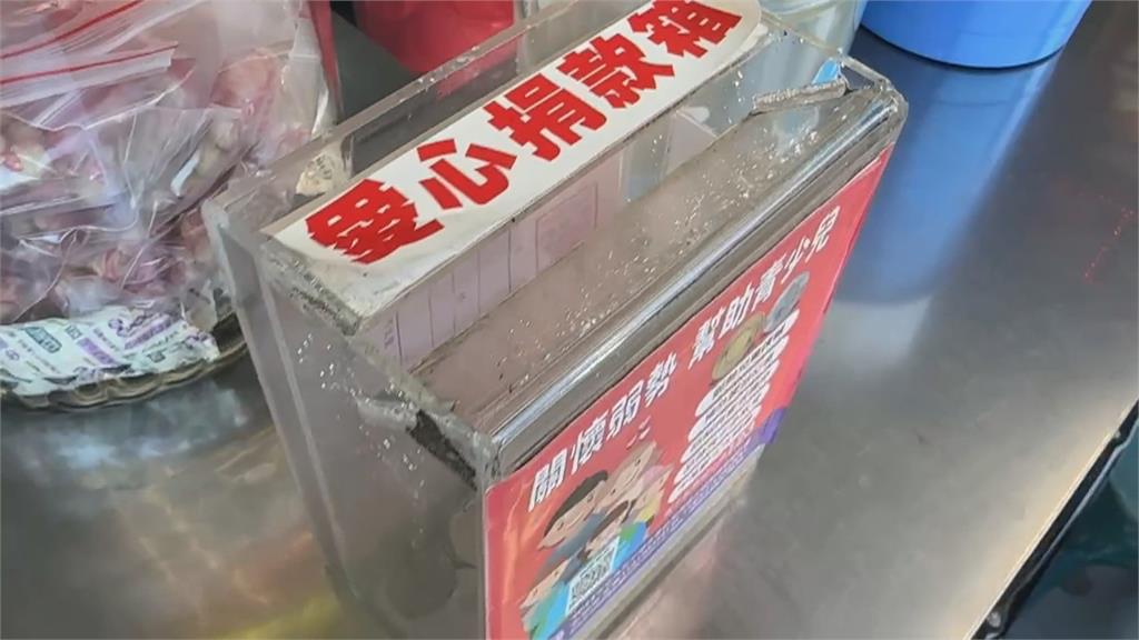 無良！偷夜市愛心捐款箱　狂搖猛倒讓錢掉落畫面全都錄