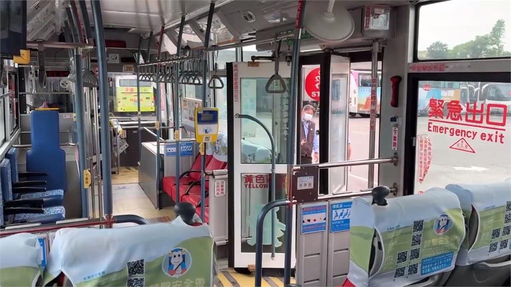 太可怕了!學校專車車門開一半 車上學生擔心摔出