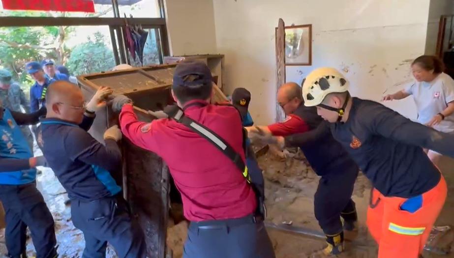 苗栗疑清淤不力釀水患! 高價古董泡爛泥 鍾東錦勘災