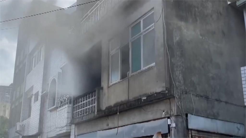 國3工程車突起火駕駛及時逃生 苗栗透天火警一家三口全脫困