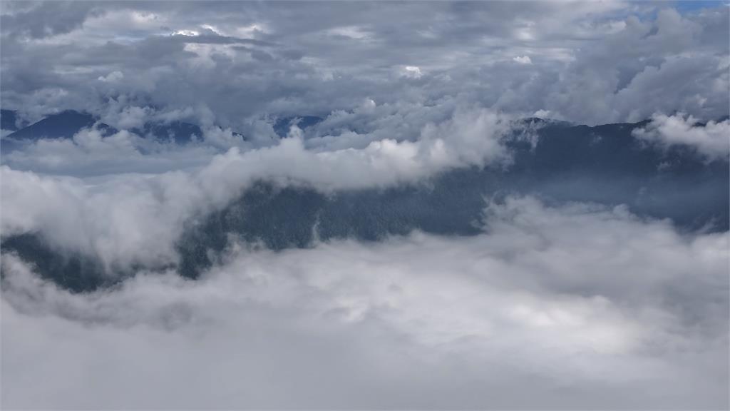 南投大崙山「雲瀑秀」美景　萬家燈火交織夢幻琉璃光