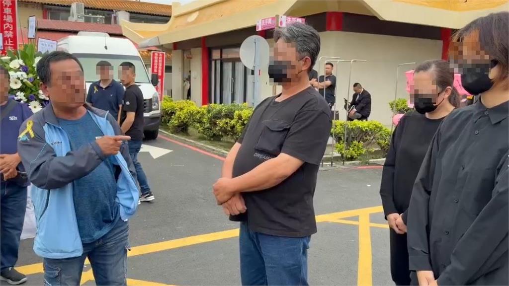 突現身女警告別式！女大生下跪「家屬轉身不看」親友當面嗆：沒誠意就不要進