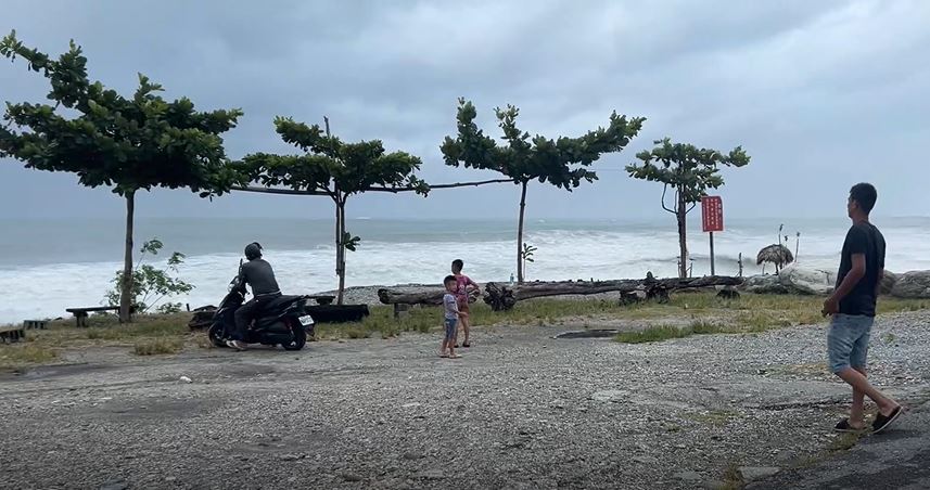 楊柳撲台!花蓮北濱掀5米大浪 岸邊出現觀浪人潮海巡人員警戒