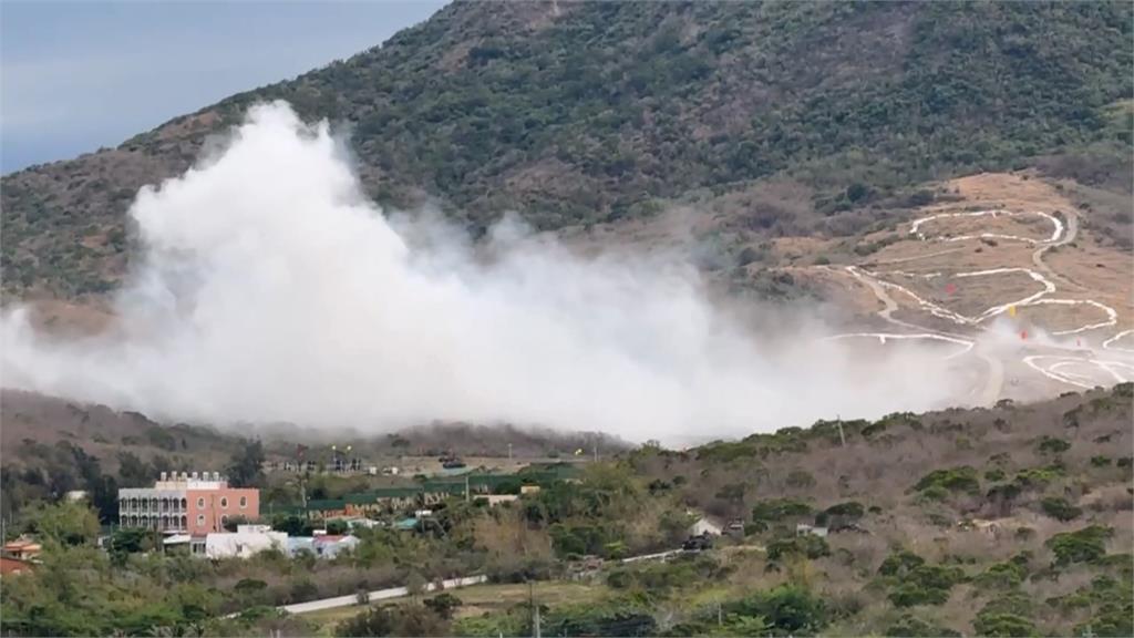 震撼!三軍聯勇操演登場 夜戰照明彈連發劃破星空