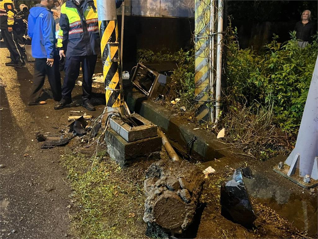 宜蘭礁溪警控管號誌 遭恍神廂型車撞擊腹部「血肉模糊」