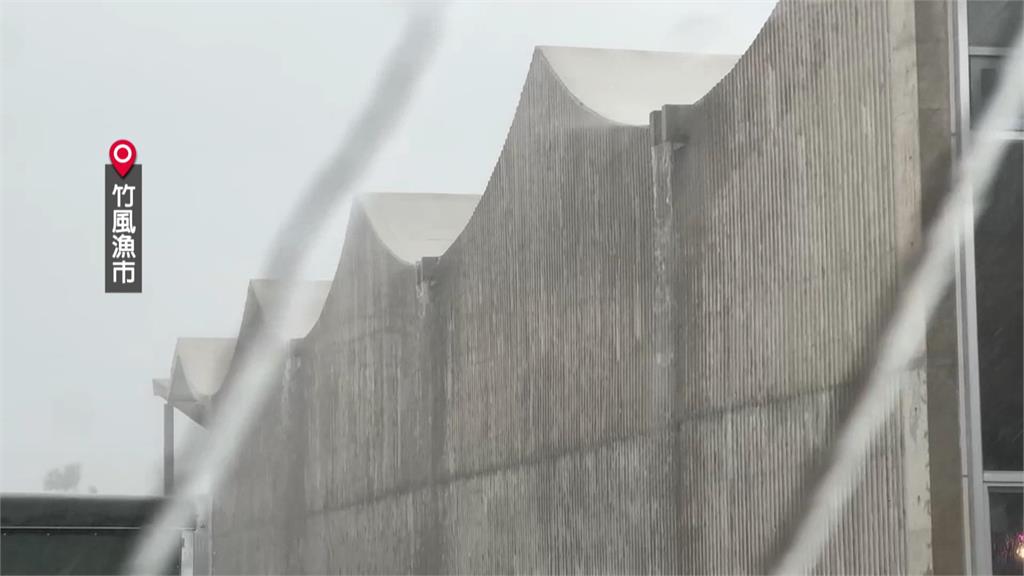 颱風來竹風漁市照常開！　攤商笑喊：老闆比客人多